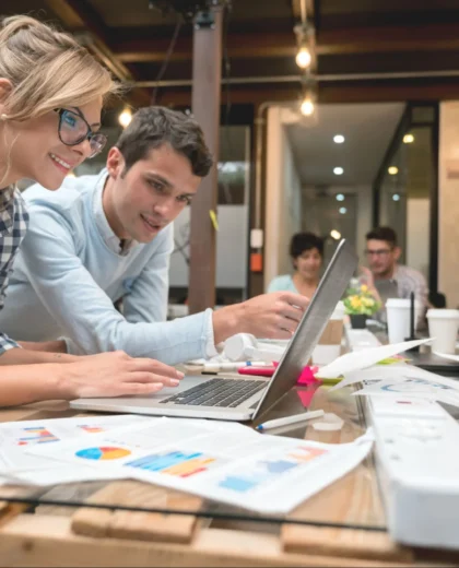 1703001327-ecommerce-customer-experience-strategies-g-912986762